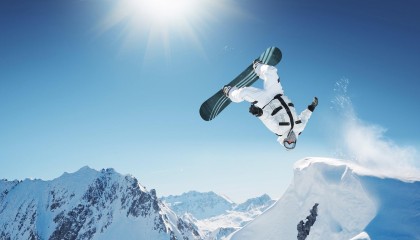 百米飞人巅峰对决 新星闪耀突破极限