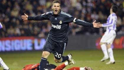 红魔引援再引争议，高价门将竟成饮水机管理员？曼联转会策略遭球迷拷问