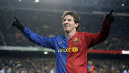 武磊比四庆祝引爆全场，海港力克泰山登顶积分榜