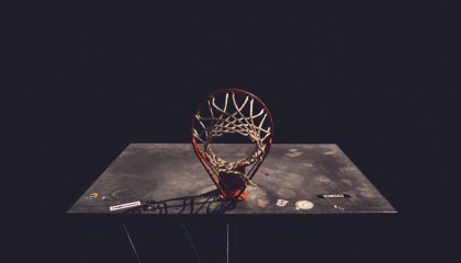 百米飞人巅峰对决 新星闪耀打破十年纪录