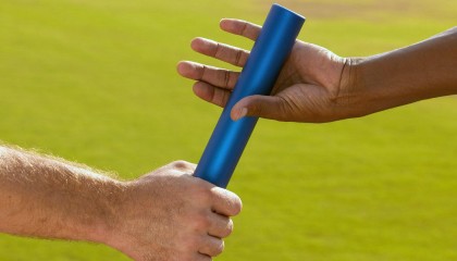 中超联赛激战正酣，争冠保级悬念迭起，本土新星闪耀赛场